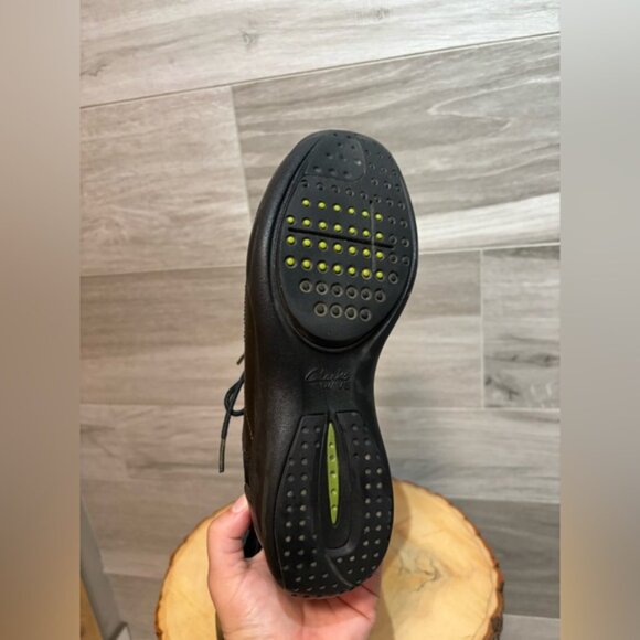 Clarks Wave Black Leather Oxford Lace Up Shoe Sneakers Size 7.5 - like new! - Picture 5 of 9